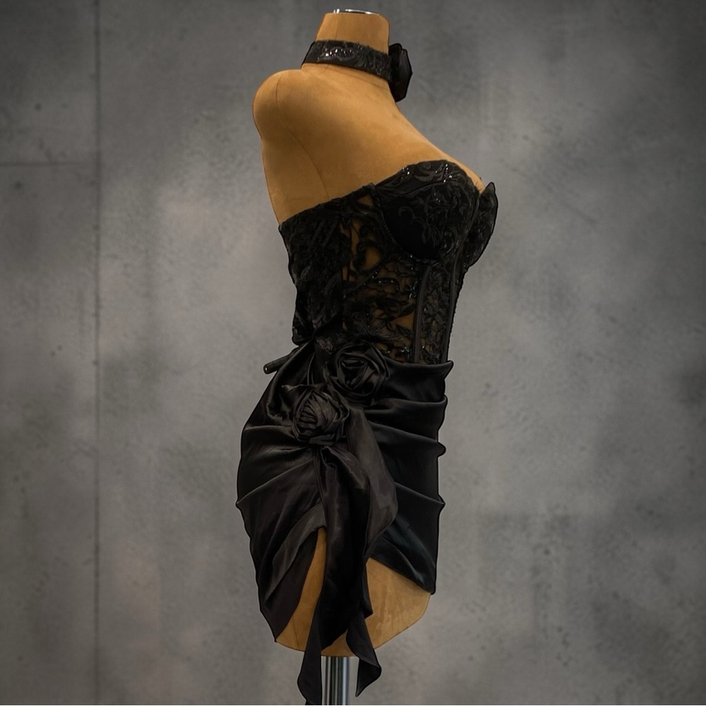 Elegant Black Lace Corset Dress - Picture 13 of 16